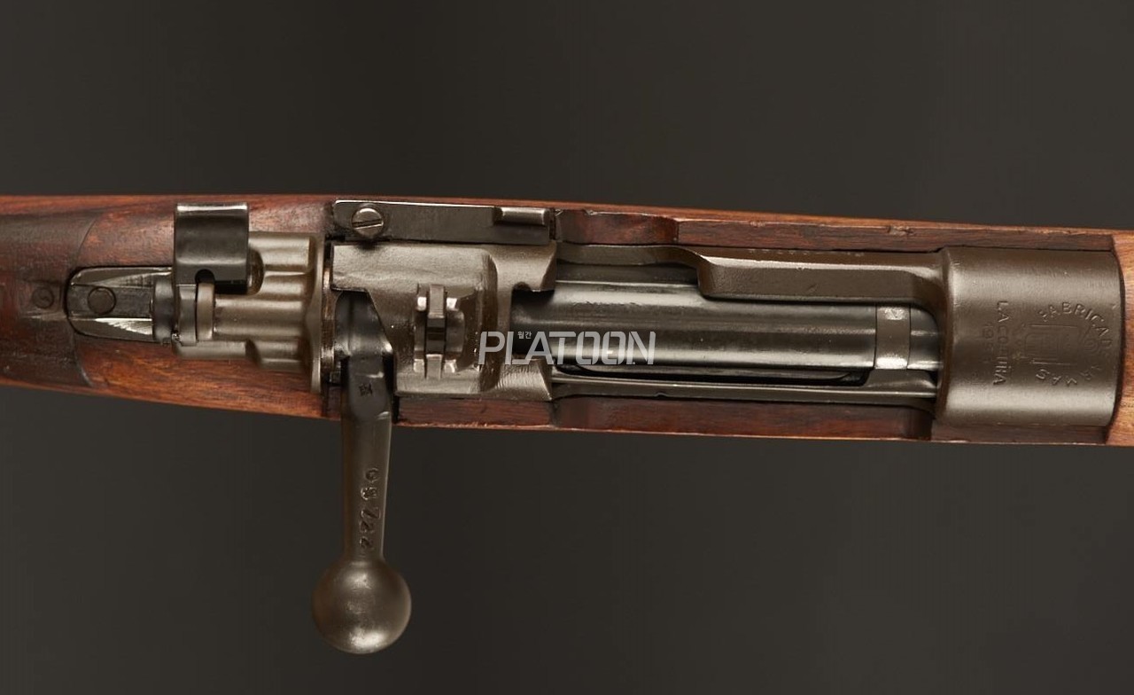 볼트의 형태, 장전손잡이, 탄피배출구 겸 탄 삽입구의 형태는 누가 봐도 마우저 소총이다. 심지어 안전장치도 동일하다. 탄피배출구/탄 삽입구 전면에는 생산업체였던 Fabrica De Armas La Coruña의 각인을 볼 수 있다. 