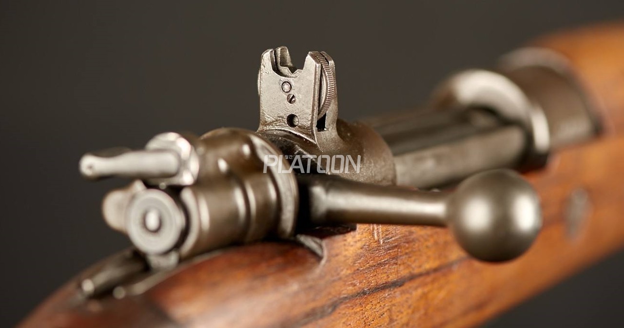 상당히 특이한 형태를 지닌 FR8의 디옵터(Diopter) 타입 가늠자. 바깥 쪽의 다이얼을 돌려서 조절하다. 이 가늠자는 후에 CETME에서 생산한 일부 소총 및 경기관총에도 도입이 이루어진다. 