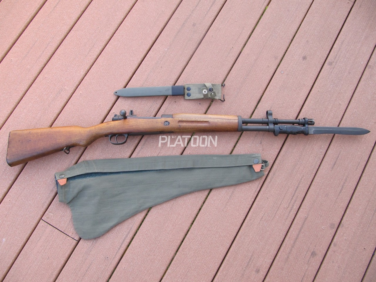 총검을 장착한 FR8 소총. 클래시컬한 매력과 현대소총같은 느낌이 짬뽕된 이 스타일은 개인적으로 기자가 상당히 좋아하는 형태다. 어디 한번 K2의 볼트액션 소총을 만들어 볼까?