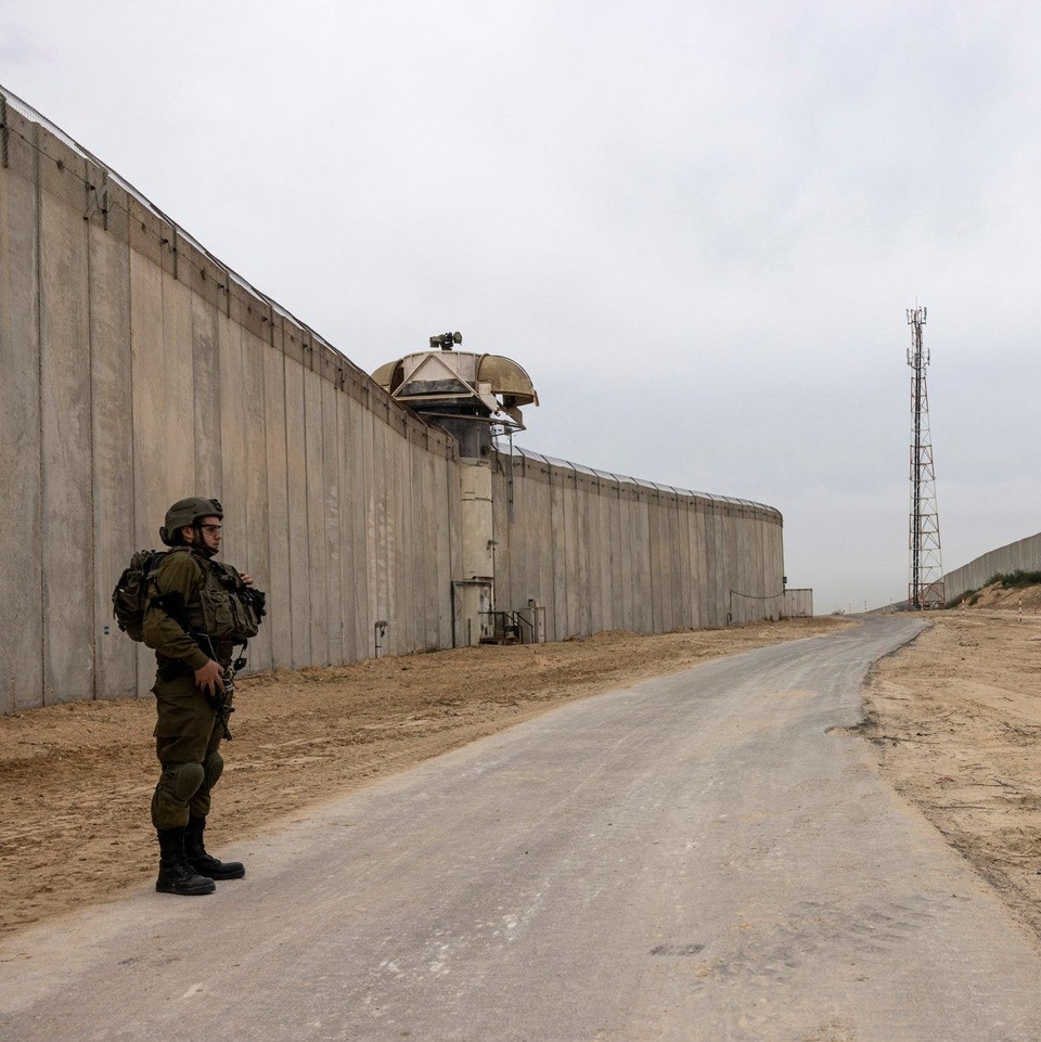 팔레스타인 자치구역과 이스라엘의 경계선은 이런 느낌의 장벽으로 가려진 경우가 많지만 꼭 그런 것은 아니다. (IDF)