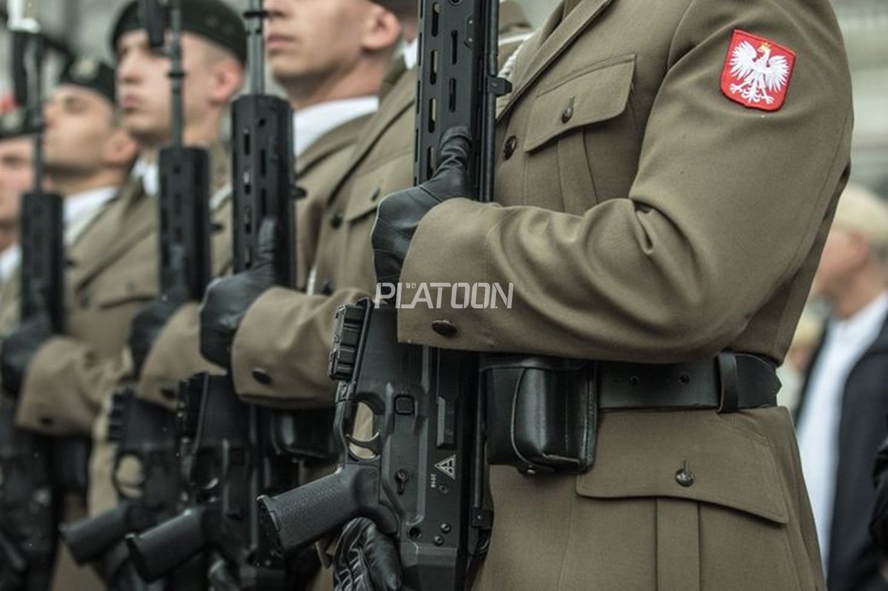 MSBS Grot R을 휴대하고 받들어 총 자세를 취하고 있는 폴란드 의장대원들. 10발 들이 탄창이 삽입되어 있지만, 통상 의장 행사에서는 1발의 공포탄을, 위령 행사 등에서는 3발 정도만 삽탄한다. 