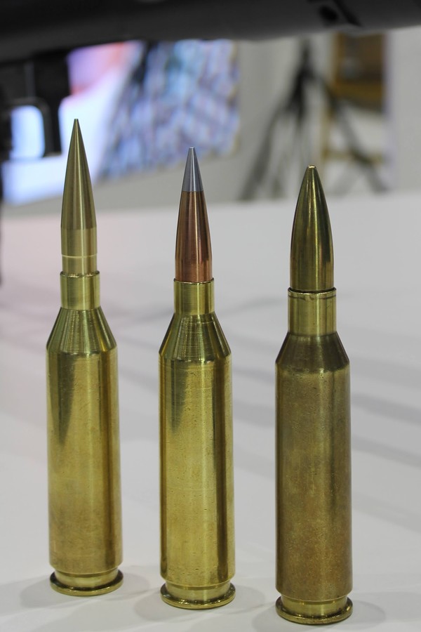맨 왼쪽과 가운데가 12.7mm HL, 오른쪽이 14.5mm. 12.7mm HL탄은 미국 반스사의 황동 일체형 탄두와 호너디 A-맥스 탄두를 장착했다. 둘 다 탄도학적으로 더 높은 효율을 감안해 디자인된 탄두들이다.