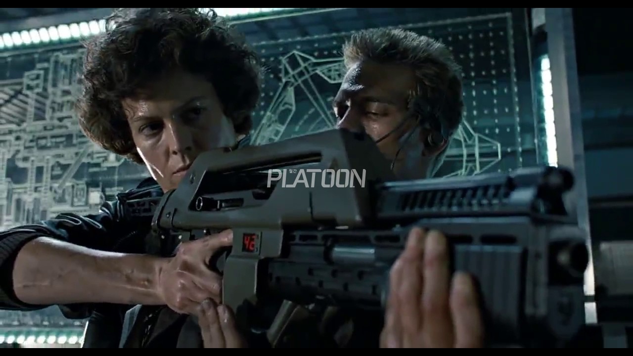 1986년에 개봉한 '에일리언 시리즈'의 2번째 작품, '에일리언 2(영문 원제는 Aliens)'에 등장한 M41A 펄스 소총을 파지하고 있는 엘런 리플리(시고니 위버). 펄스 라이플 특유의 발사음과 함께 리플리가 에일리언들을 끔살하는 장면은 정말 평생 잊을 수 없을 정도로 압권 그 자체였죠. 