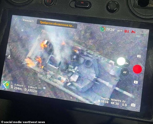 러시아측이 공개한, 파괴된 M1A1SA전차의 드론 영상. 적어도 블로우 패널이 날아간 것으로 봐 탄약고 유폭은 있던 듯 하다.