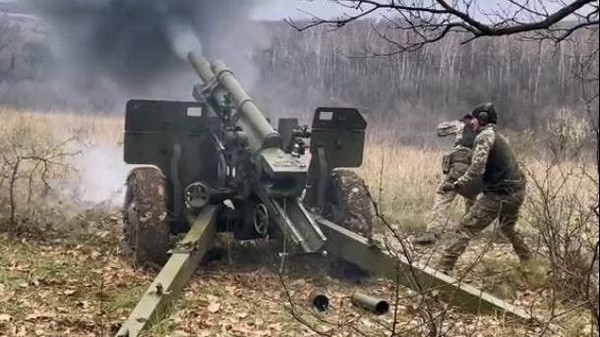 M101을 사격하는 우크라이나군. 오래된 포지만 의외로 잘 쓰이는 중이다.