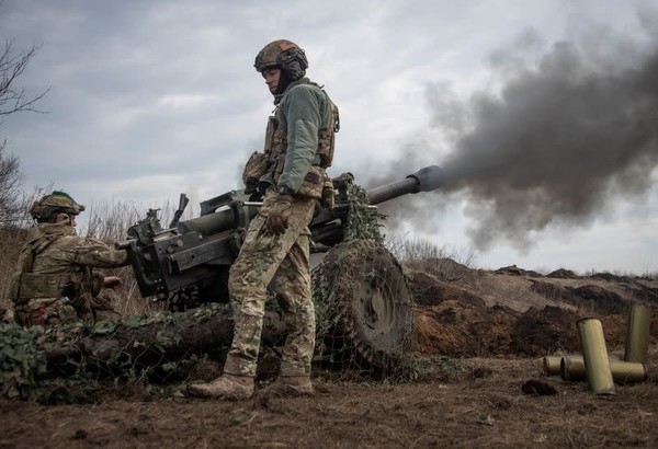 미국에서 지원받은 M119계열 105mm포를 사격중인 우크라이나군. 험비 정도로도 견인이 되는 경량 105mm포는 우크라이나군에서 상당히 요긴하게 쓰이는 듯 하다.