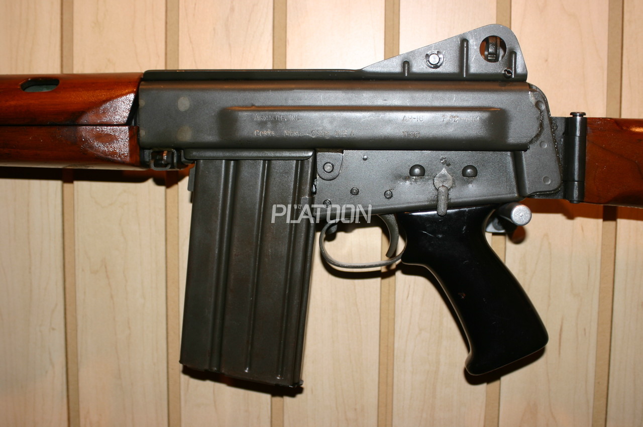 AR-16 상하부 총몸 왼편 디테일. AR-10과 유사한 조정간을 지니고 있지만 탄창 멈치가 방아쇠울 안쪽에 있는 것이 특징이기도 합니다. 나름 좌우대칭을 실현시킨 부분은 지금 기준으로 보아도 높게 평가할 만한 부분입니다. 