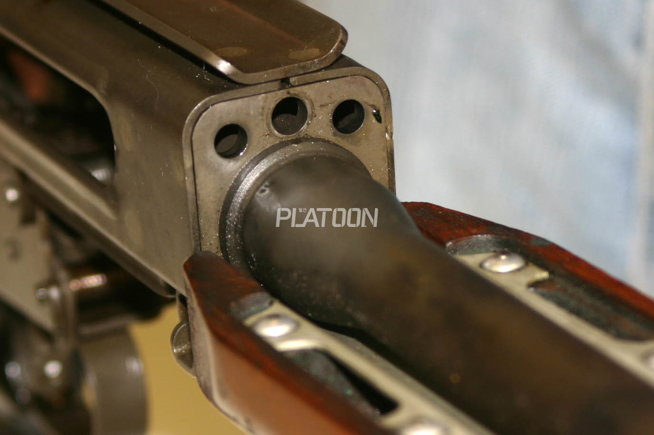 상부 춍열덮개를 걷어낸 모습. 상부 총몸에 뚫려있는 3개의 구멍 중 가운데는 피스톤이 드나드는 통로이고, 양 옆의 구멍은 복좌용수철이 지나는 구멍입니다. K2도 내부를 분해하면 이것과 꽤나 흡사한 형태의 구조를 보여주는데, AR-16의 영향을 받은 것이라고 볼 수 있습니다. 