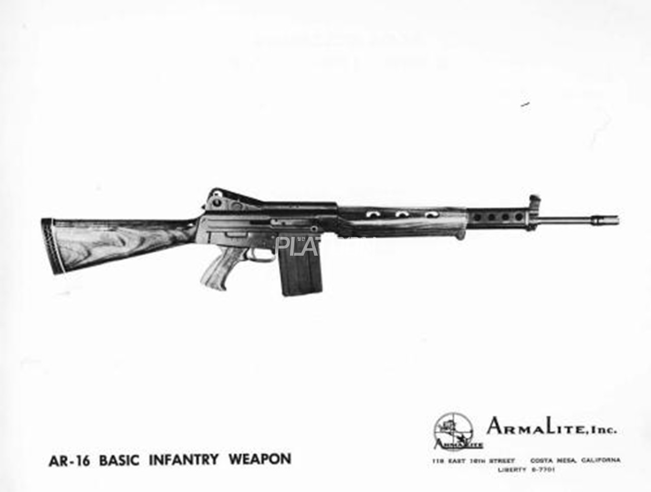 오늘날에는 사진으로만 남아 있는 AR-16의 소총(BIW, Basic Infantry Weapon)입니다. 내부 설계 구조는 현재 남아있는 카빈 버전과 동일하지만 총열 길이가 18.3인치라는 점과 개머리판이 접히지 않는 고정타입이라는 점 등이 다른 요소입니다. 