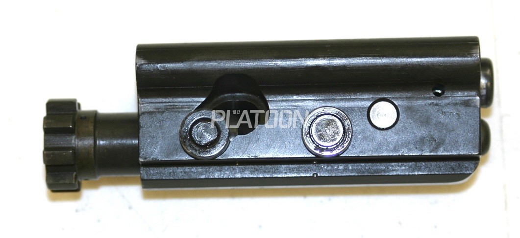 AR-16의 노리쇠뭉치. 회전노리솨와 공이, 장전손잡이, 그리고 상부에 피스톤과 복좌용수철에 한데 맞물리는 구조를 채택하고 있습니다. 구조가 상당히 간단한 것이 특징이지요. SA80, 89식, SAR88, G36, 심지어 SCAR-L/H의 노리쇠뭉치 디자인에도 크게 영향을 끼친 디자인으로 당대에는 크게 주목받지 못했지만 현재는 시대를 앞서간 디자인 중 하나로 손꼽힙니다. 