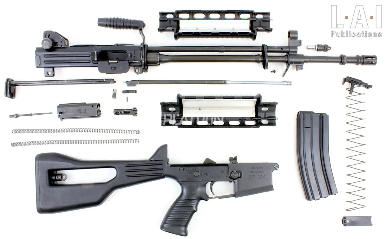 싱가포르의 국영기업, STK(Singapore Technology Kinetics)사가 개발한 두번째 자국산 소총, SAR88의 분해 모습입니다. 피스톤의 형상이나 복좌용수철, 노리쇠뭉치, 노리쇠, 공이, 장전손잡이 등의 디자인이 SR-16의 판박이임을 알 수 있습니다. 이 디자인은 추후 동사의 분대지원화기인 ULTIMAX 100에도 그대로 이어지게 됩니다. 