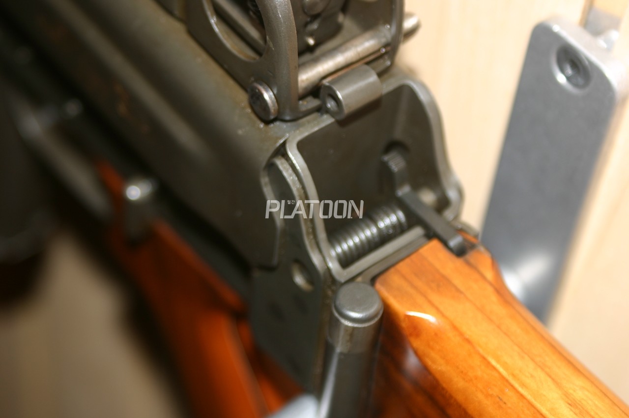 AR-16은 개머리판이 왼쪽으로 접히는 디자인입니다. 이러한 특징은 AR-18에도 계승이 되고 이후 89식의 접절식(折り畳み式) 바리에이션으로 이어지게 됩니다. 