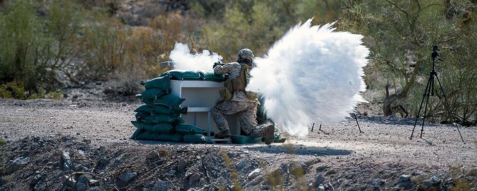 미 해병대가 수년전 실시한 테스트 사격. 후방에 액체가 대량으로 분출되는 것이 보인다.
