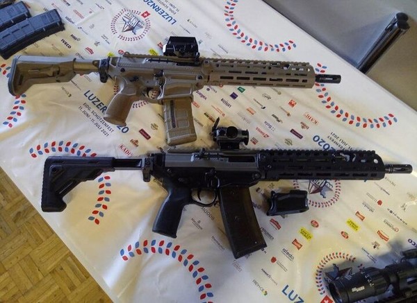 아래 총을 보면 AR탄창용 분리식 매그웰이 보인다. 하나의 리시버로 매그웰 교체를 통해 기존 55X시리즈 탄창과 AR탄창의 양자택일이 가능하다.