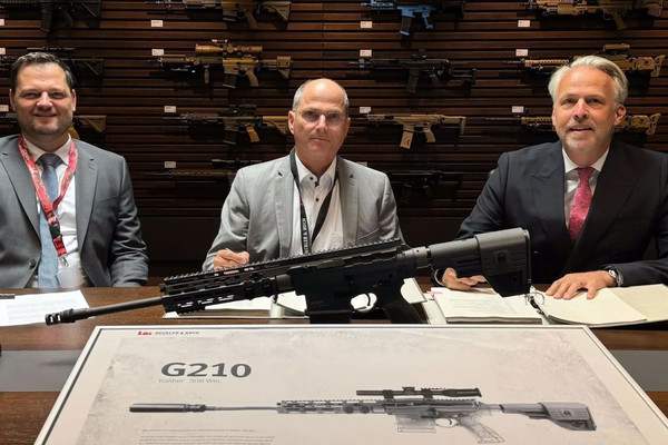 독일군과의 계약 체결 당시 촬영된 사진(HK)