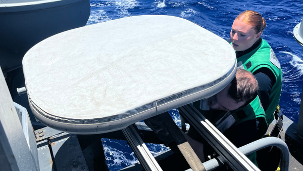 항모 에이브러햄 링컨에 탑재된 스타링크 안테나. 이건 정식으로 보안조치 된 장비다.