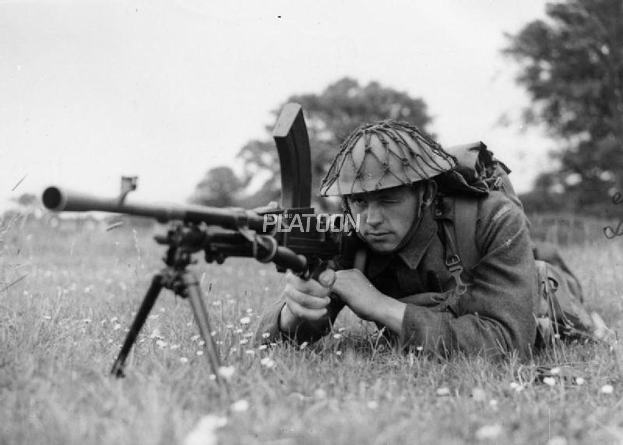 1941년, 스코틀랜드에 주둔하고 있던 노르웨이 망명정부군(Norwegian armed forces in exile) 소속 병사가 브렌건으로 훈련에 임하는 모습. 