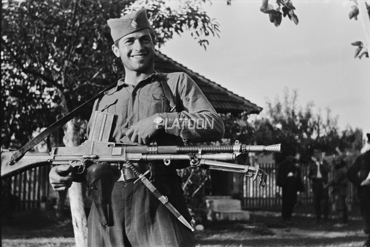 1944년, 루마니아 왕국의 미하이 1세에 의한 친위 쿠데타 발발 당시 브렌건의 모태가 되는 ZB26 경기관총을 들고 있는 루마니아 왕당파 병사. 