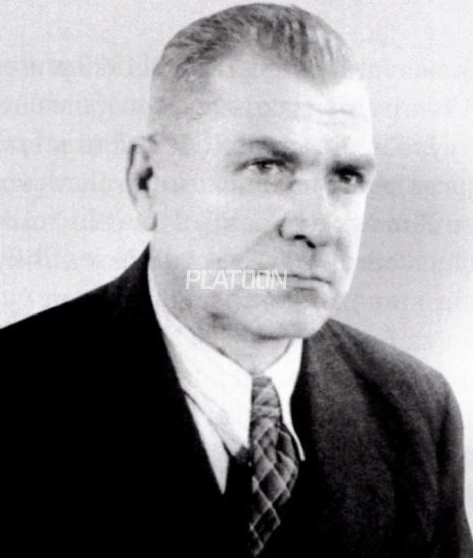 브렌건 탄생의 배경이 되는 인물, Václav Holek (1886년 9월 24일 ~ 1954년 11월 13일) 대전기에 활약한 건스미스 중에서는 이례적으로 군복무 경험이 일절 없는 인물로도 유명합니다. 초기에는 오스트리아-헝가리 제국의 야포 생산에 기여하다가, 1차세계대전 종결 이후에는 몇 가지 프로토타입 권총을 개발하는 것으로 건스미스로서의 길을 걷게 됩니다. 그 중에서도 ZB26부터 시작하는 브렌건은 그의 가장 큰 업적이라 할 수 있겠지요. 1954년에 생을 마감할 때 까지 총 75개의 총기 관련 특허를 출원하기도 했습니다. 