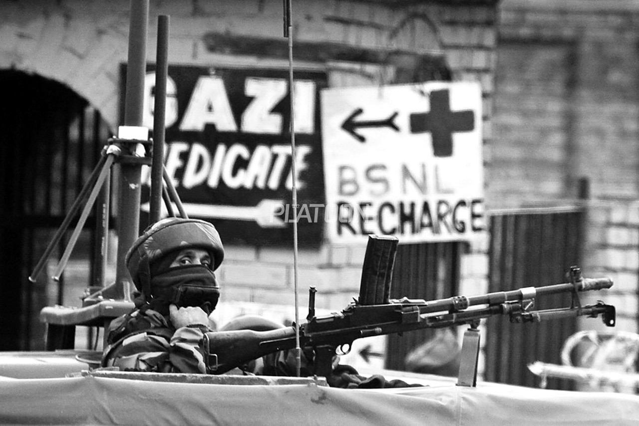 1999년 5월에서 6월까지 약 1개월간 펼쳐진 인도와 파키스탄의 제3차 카슈미르 분쟁(카길 전쟁) 당시 L4형 브렌건을 차량에 거치해둔 인도군 병사의 모습입니다. 인도 육군은 2000년대 초반까지 영국군의 L4 타입 브렌건 상당수를 운용해왔습니다. 