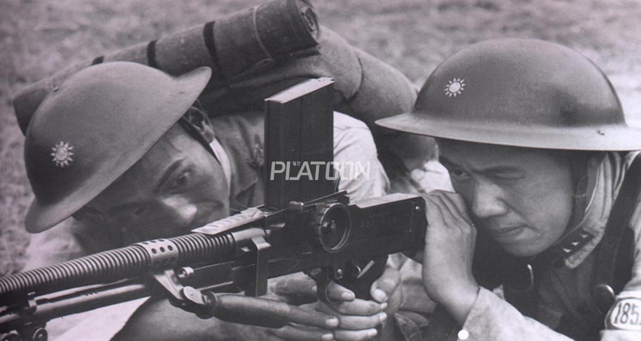 국공합작 시절 중화민국군(국민당군) 병사들이 ZB26을 운용하고 있는 모습입니다. 이후 중화민국군은 꽤 많은 수량의 브렌건 Mk.1을 도입하여 운용하였고, 국공내전 당시에는 양측에서 모두 같은 총을 운용하는 비극이 벌어지기도 합니다. 