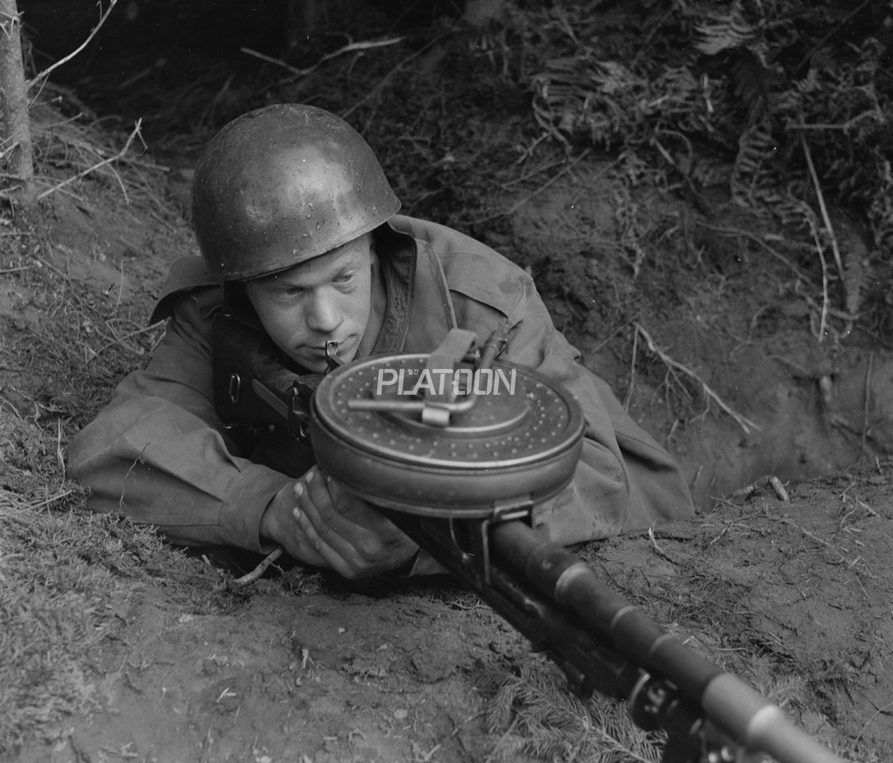 영국 육군은 벨트급탄식 기관총들에 비해 장탄수가 현저히 부족한 브렌건을 위해 100발들이 드럼탄창을 개발한 적이 있습니다. 하지만 채용되지는 못했습니다. 드럼탄창은 내구성이 좋지 못해 잦은 탄걸림이 발생했으며 중량 문제도 있었고 조준하기도 힘들었기 때문입니다. 