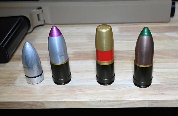 각종 30mm 탄약들. 아직은 목업이다.