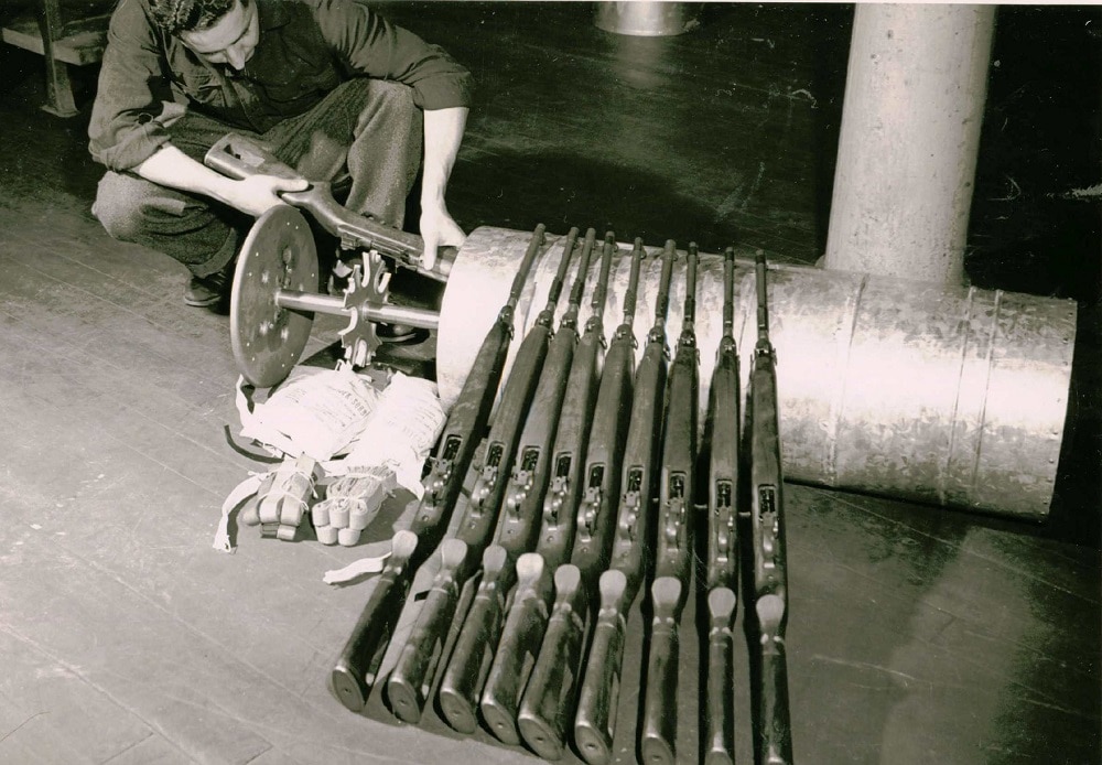 카빈도 이처럼 통조림 포장을 했다. 역시나 10정. 바닥에 멜빵과 건조제 봉지가 보인다. (Springfield Armory)