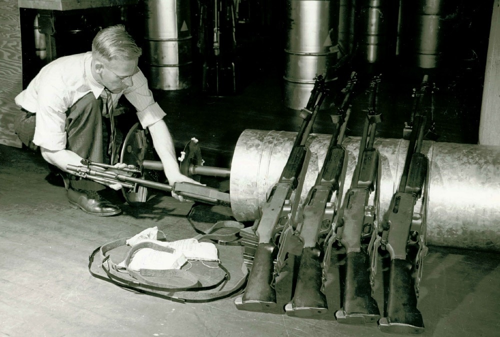 BAR도 양각대, 멜빵등의 액세서리 포함해서 한 캔에 5정씩 밀봉. (Springfield Armory)