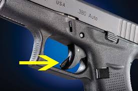 글록의 트리거 세이프티. 방아쇠 가운데에 설치되어 방아쇠가 함부로 움직이지 않게 도와준다. (Glock)