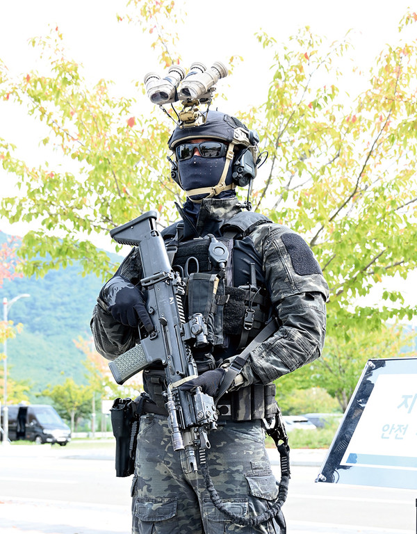 SCAR로 무장한 707 대테러특임대의 대원. 2025년 APEC회담 대비 대테러 훈련 현장에서 촬영 (월간 플래툰)