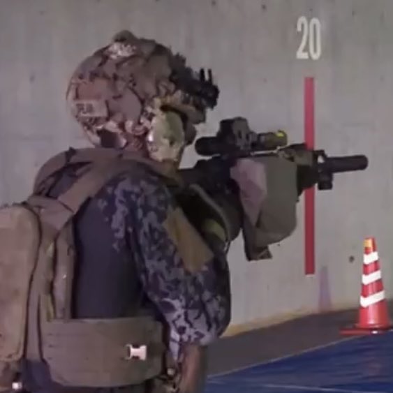 위에 올린 커스텀 20식 소총의 실제 사격장면으로 추정되는 모습. 항공자위대 발표 동영상 캡쳐. (JASDF)